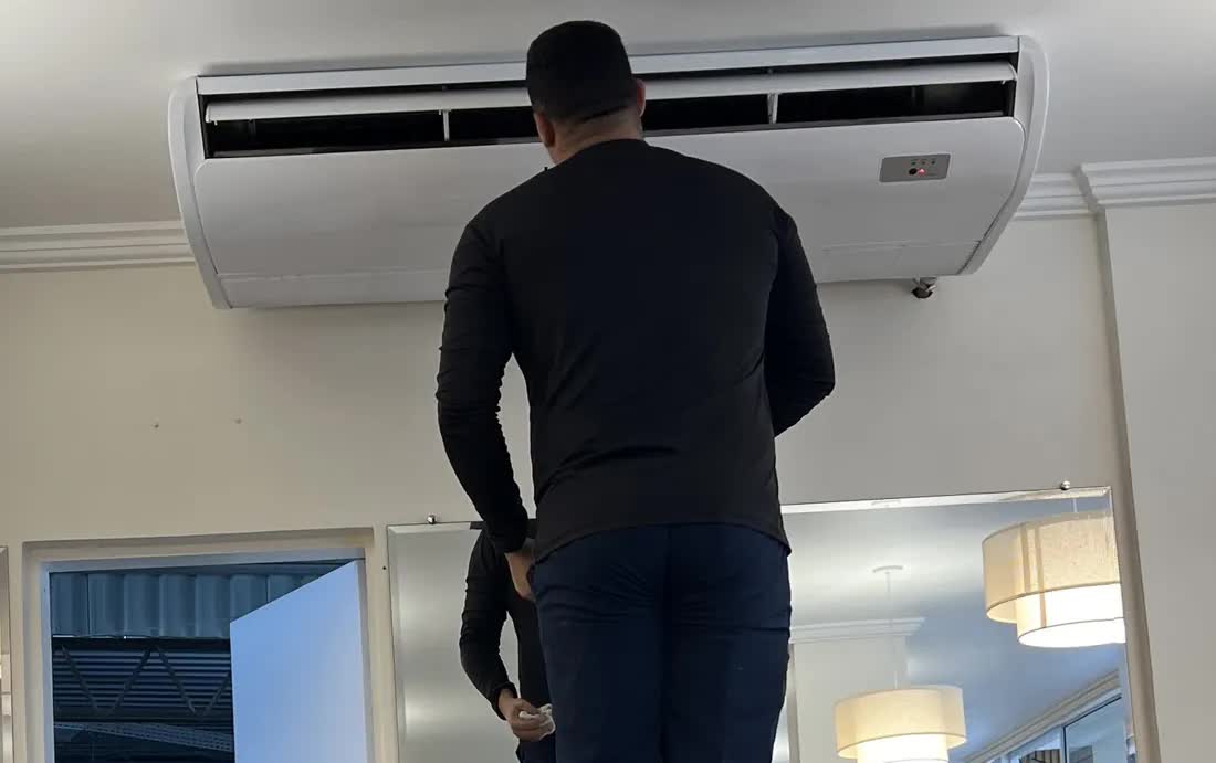 Técnico da ClimaWes atendendo um ar-condicionado